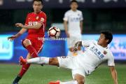 米兰体育-足球比赛高潮频现，球员拼搏不懈求胜