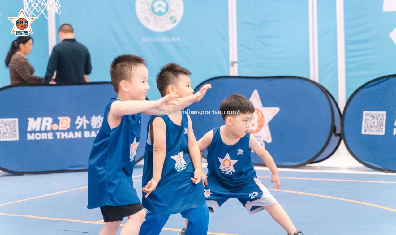 欧锦赛资格赛明星对战，双方斗志昂扬