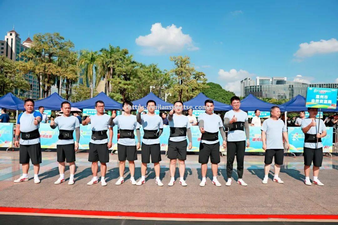 激烈角逐！运动员在比赛中斗智斗勇