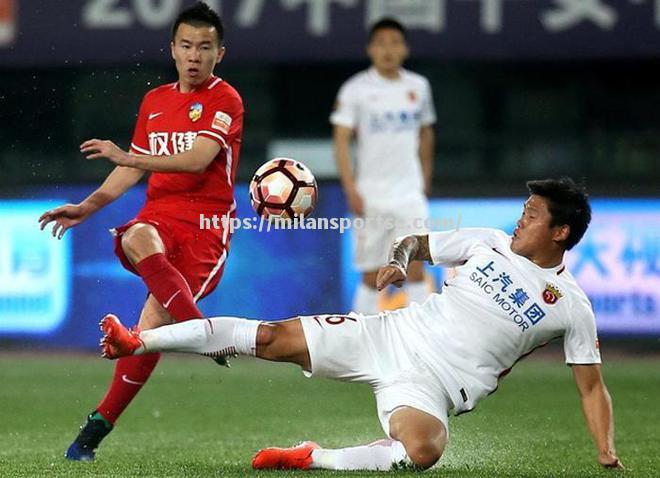 足球比赛高潮频现，球员拼搏不懈求胜