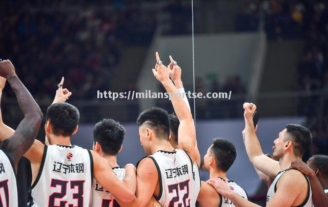 职业篮球联赛季后赛中球队之间竞争激烈
