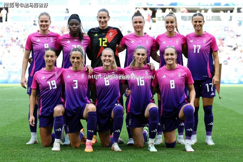 美国女足队员在比赛中展现出优秀技术