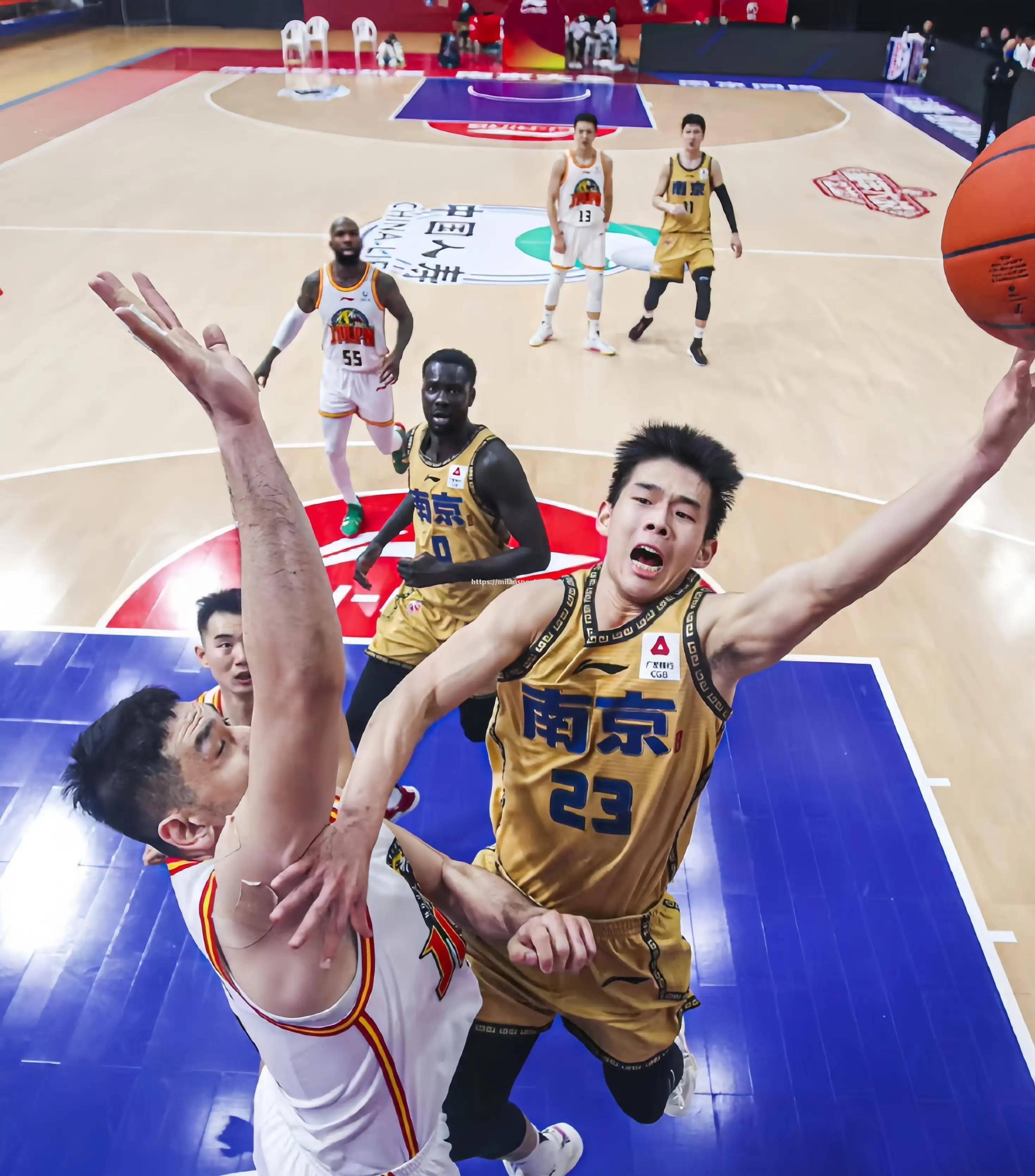 强队对决场面激烈，CBA比赛实力对决
